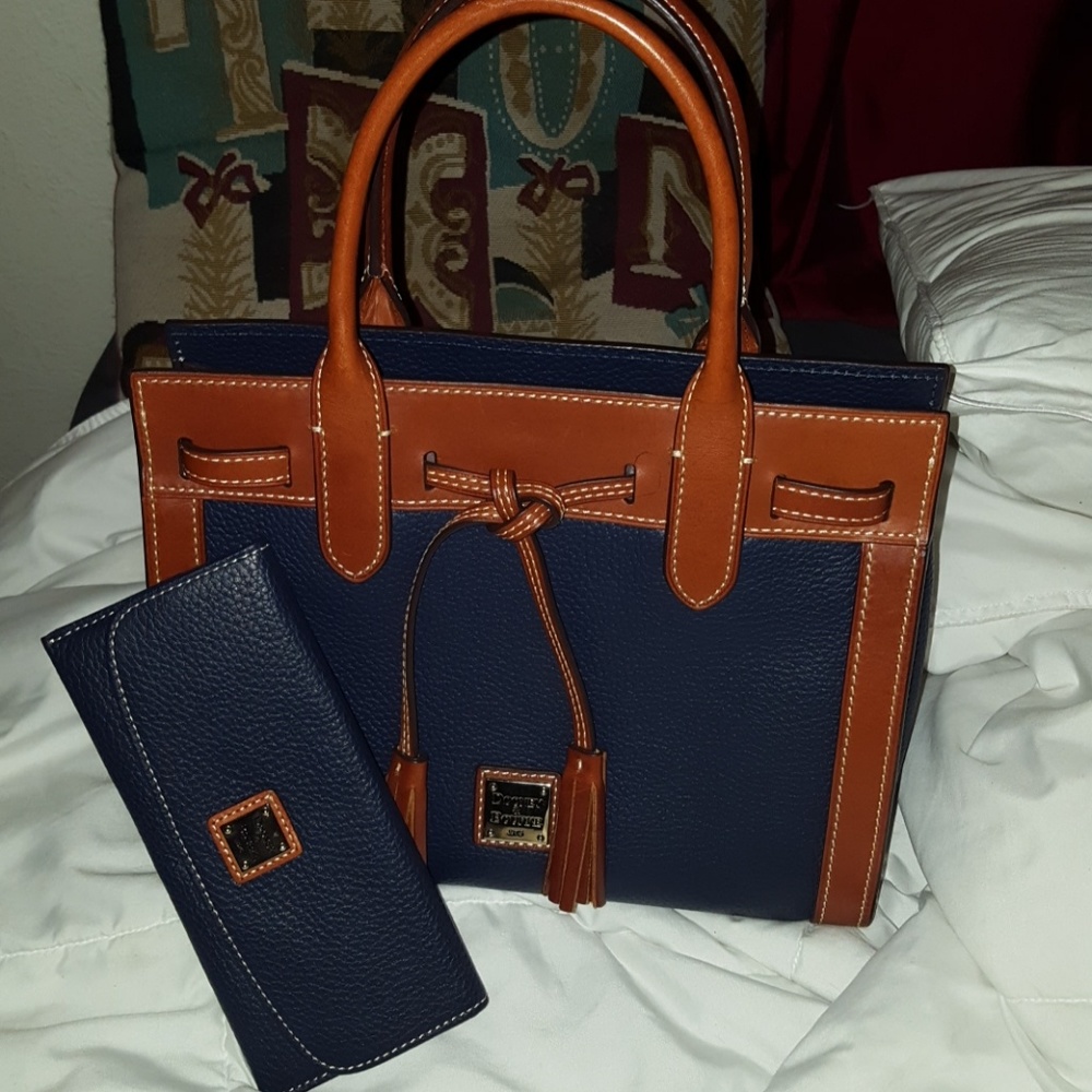 Dooney & Bourke hand bag w/wallet 🤗